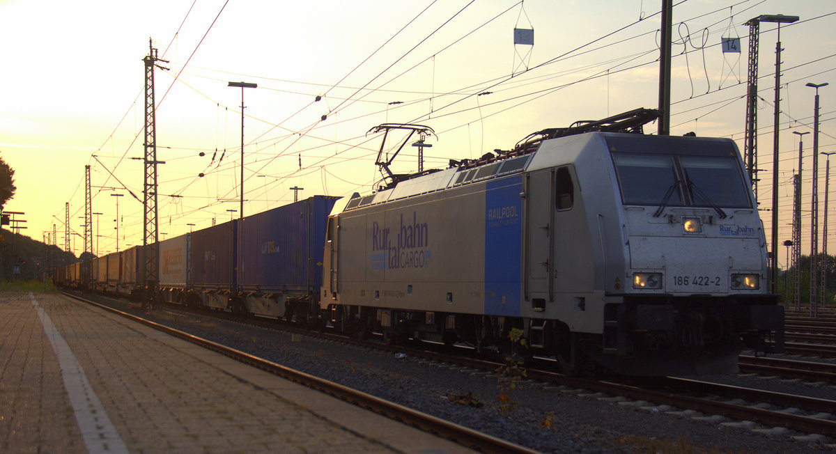 186 422-2 von der Rurtalbahn steht in Aachen-West mit einem Güterzug aus Frankfurt-Höchstadt am Main(D) nach Genk-Goederen(B) und wartet auf die Abfahrt nach Belgien. 
Aufgenommen vom Bahnsteig in Aachen-West. 
In der Abendstimmung am Abend vom 6.7.2018.