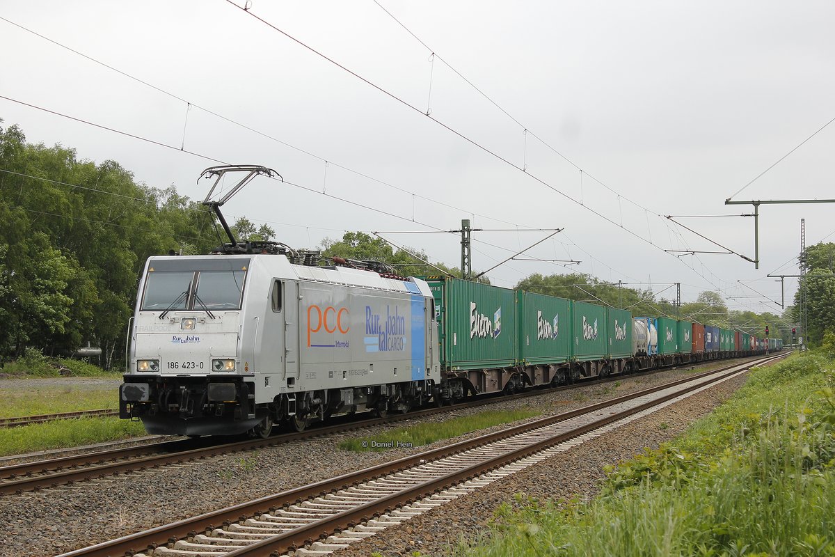 186 423-0 Rurtalbahn Cargo mit Containerzug in Herten Westerholt, Mai 2016.