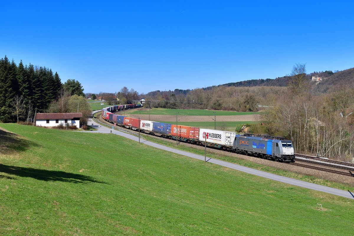 186 423 mit DGS 40669 am 15.03.2020 bei Vilshofen.