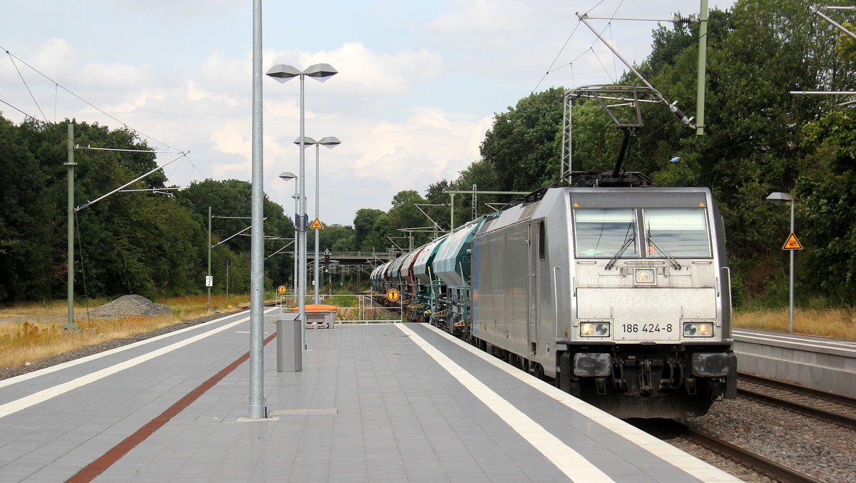 186 424-8 von Lineas/Railpool kommt aus Richtung Mönchengladbach-Hbf,Rheydt-Hbf,Wickrath,Beckrath,Herrath,Erkelenz,Baal,Hückelhoven-Baal,Brachelen mit einem Kalkleerzug aus Oberhausen-West(D) nach Hermalle-Huy(B) und fährt durch Lindern in Richtung Süggerath,Geilenkirchen,Frelenberg,Zweibrüggen,Übach-Palenberg,Rimburg,Finkenrath,Hofstadt,Herzogenrath, Kohlscheid,Richterich,Laurensberg,Aachen-West. 
Aufgenommen vom Bahnsteig 2 in Lindern. 
Bei Sonne und Wolken am Nachmittag vom 11.7.2019.