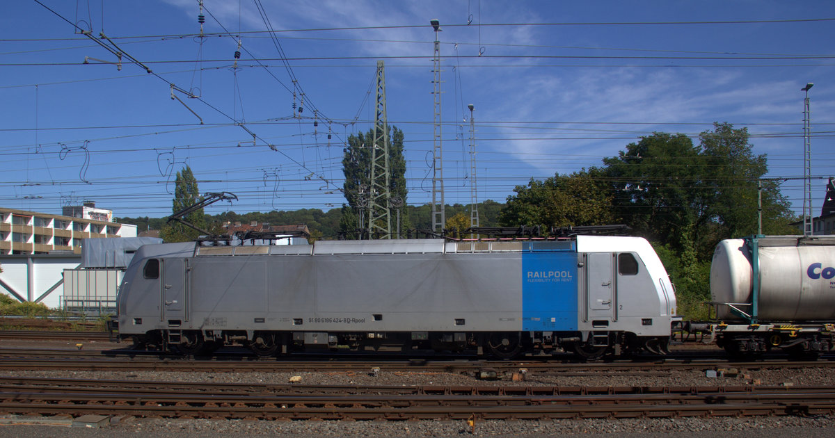 186 424-8 von Lineas/Railpool kommt aus Richtung Montzen/Belgien mit einem Güterzug aus Antwerpen-Oorderen(B) nach Gallarate(I) und fährt in Aachen-West ein. 
Aufgenommen vom Bahnsteig in Aachen-West.
Bei Sommerwetter am Mittag vom 14.9.2019.