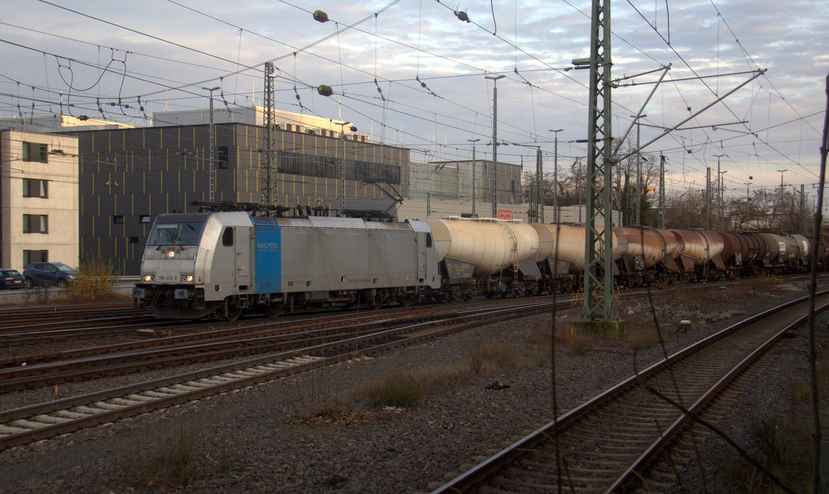 186 424-8 von Lineas/Railpool kommt aus Richtung Montzen/Belgien mit einem Kesselzug aus   Antwerpen-Kanaaldok(B) nach Millingen-Solvay(D) und fährt in Aachen-West ein.
Aufgenommen vom Bahnsteig von Aachen-West. 
Bei Sonne und Wolken am Nachmittag vom 17.12.2019.
