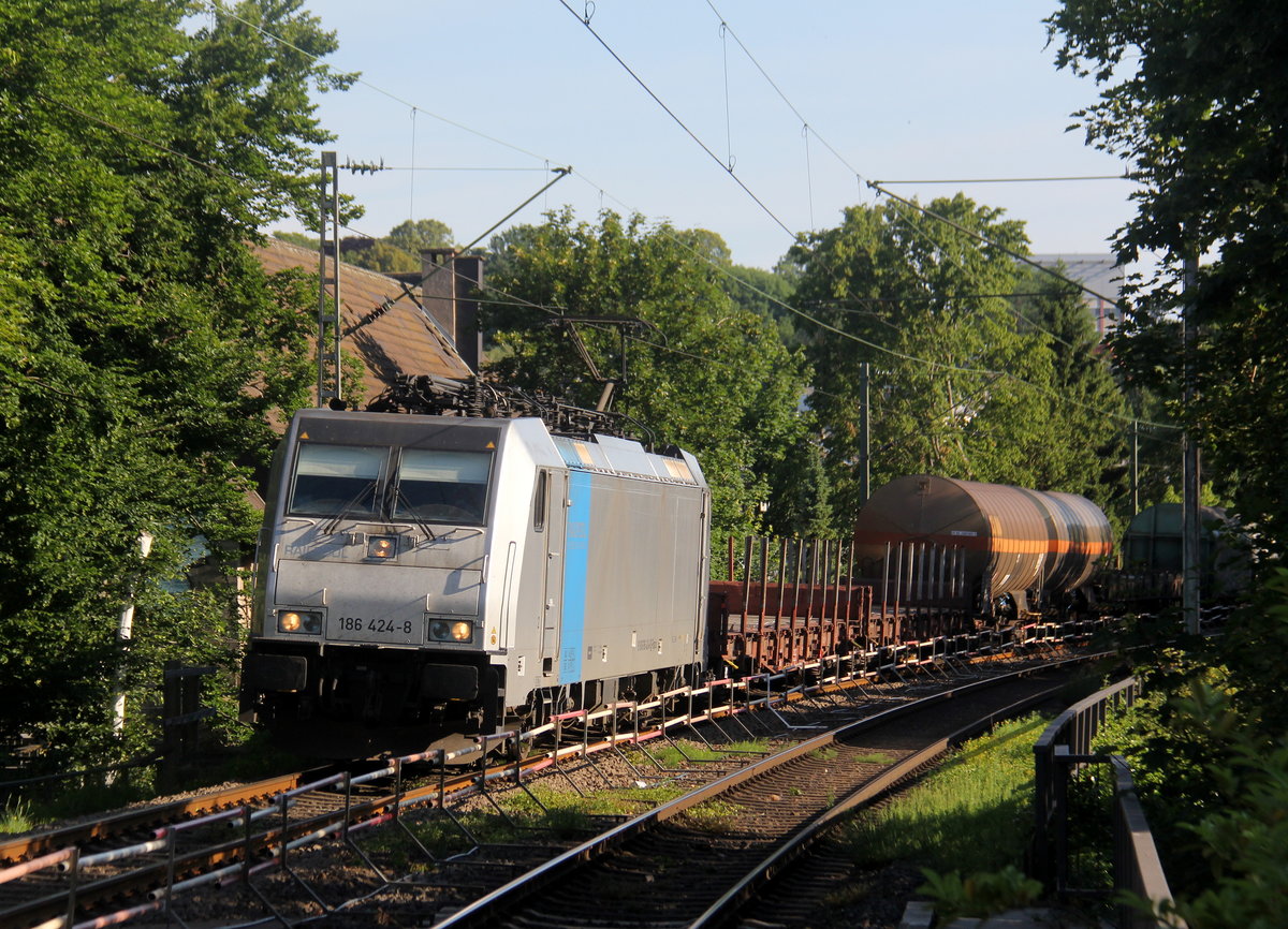186 424-8 von Lineas/Railpool kommt durch Aachen-Schanz mit einem gemischten Güterzug aus Antwerpen-Noord(B) nach Passau(D) und kommt aus Richtung Aachen-West und fährt in Richtung Aachen-Hbf,Aachen-Rothe-Erde,Stolberg-Hbf(Rheinland)Eschweiler-Hbf,Langerwehe,Düren,Merzenich,Buir,Horrem,Kerpen-Köln-Ehrenfeld,Köln-West,Köln-Süd. Aufgenommen vom Bahnsteig von Aachen-Schanz. 
Bei Sommerwetter am Morgen vom 19.6.2019.
