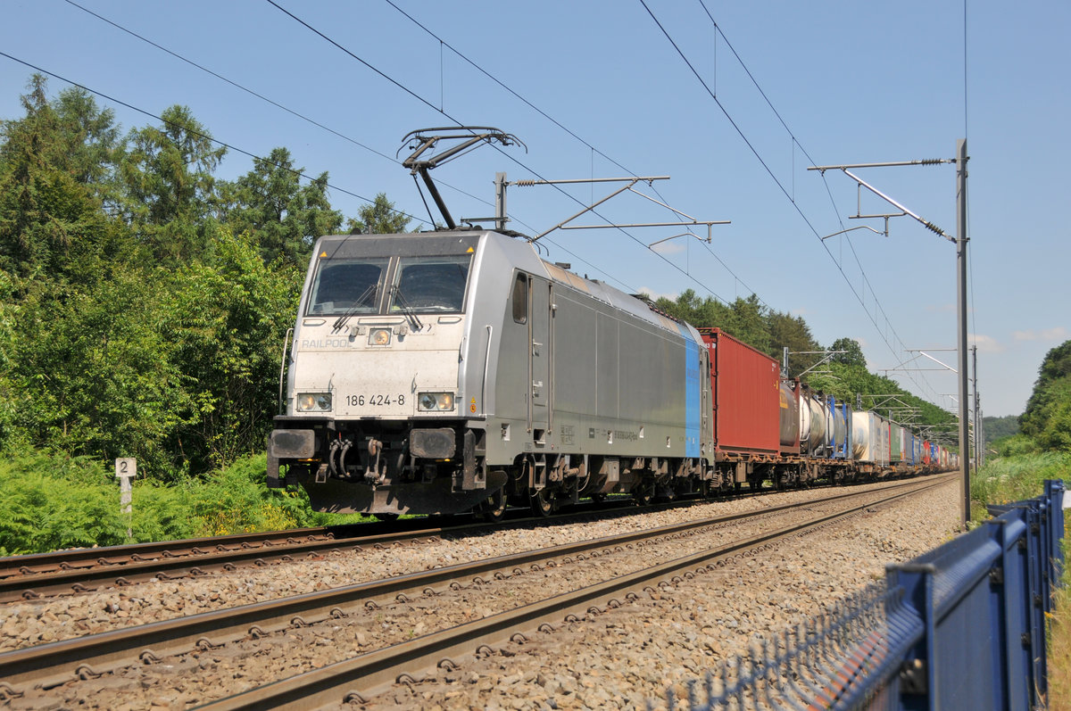 186 424-8 von Lineas/Railpool zieht den KLV Gallarate - Antwerpen-Oorderen durch den Gemmenicher Wald in Richtung Visé. Aufnahme vom 28/06/2018.