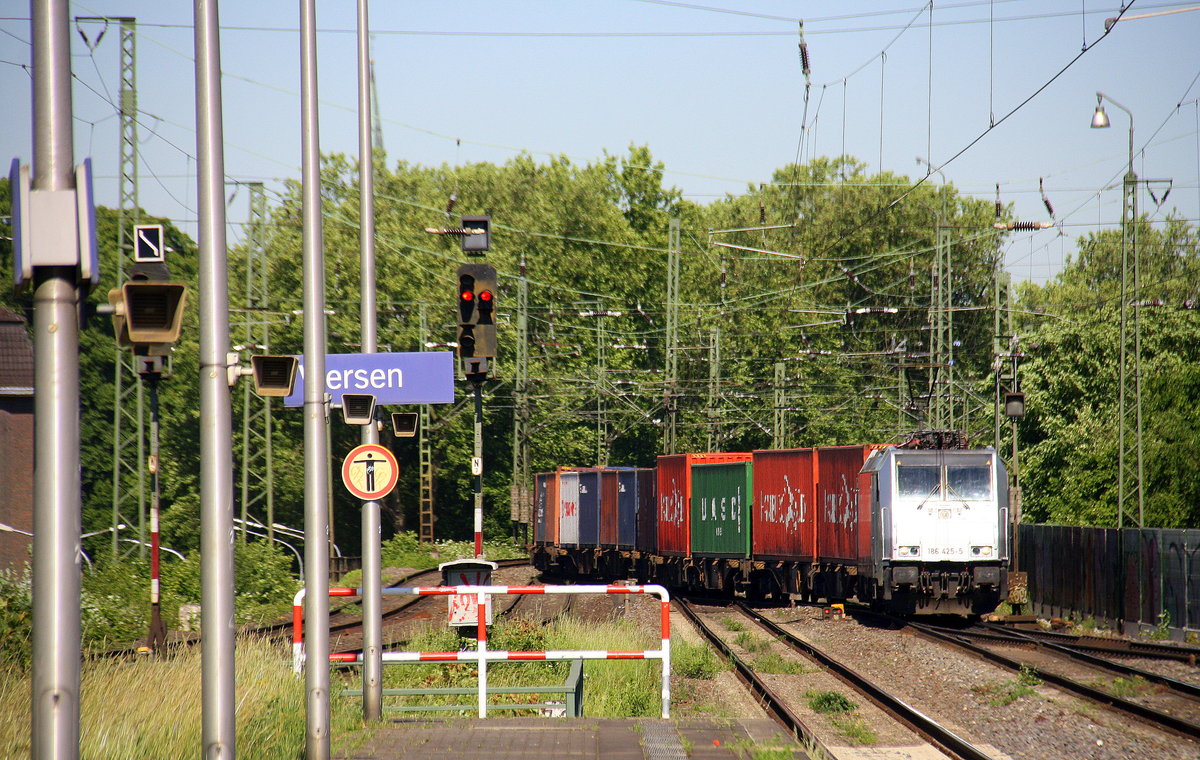 186 425-5 von Railpool und der Rurtalbahn kommt mit einem Containerzug aus Venlo(NL) nach Dusburg-Rheinhausen und fährt in Viersen ein.
Aufgenommen vom Bahnsteig 4 von Viersen. Bei Sommerwetter am Morgen vom 27.5.2017.