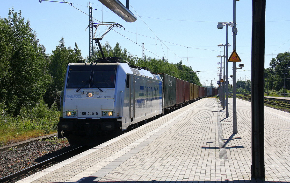 186 425-5 von Railpool und der Rurtalbahn kommt mit einem Containerzug aus Venlo(NL) nach Dusburg-Rheinhausen und fährt in Richtung Anrath,Krefeld.
Aufgenommen vom Bahnsteig 6 von Viersen. 
Bei Sommerwetter am Morgen vom 27.5.2017.