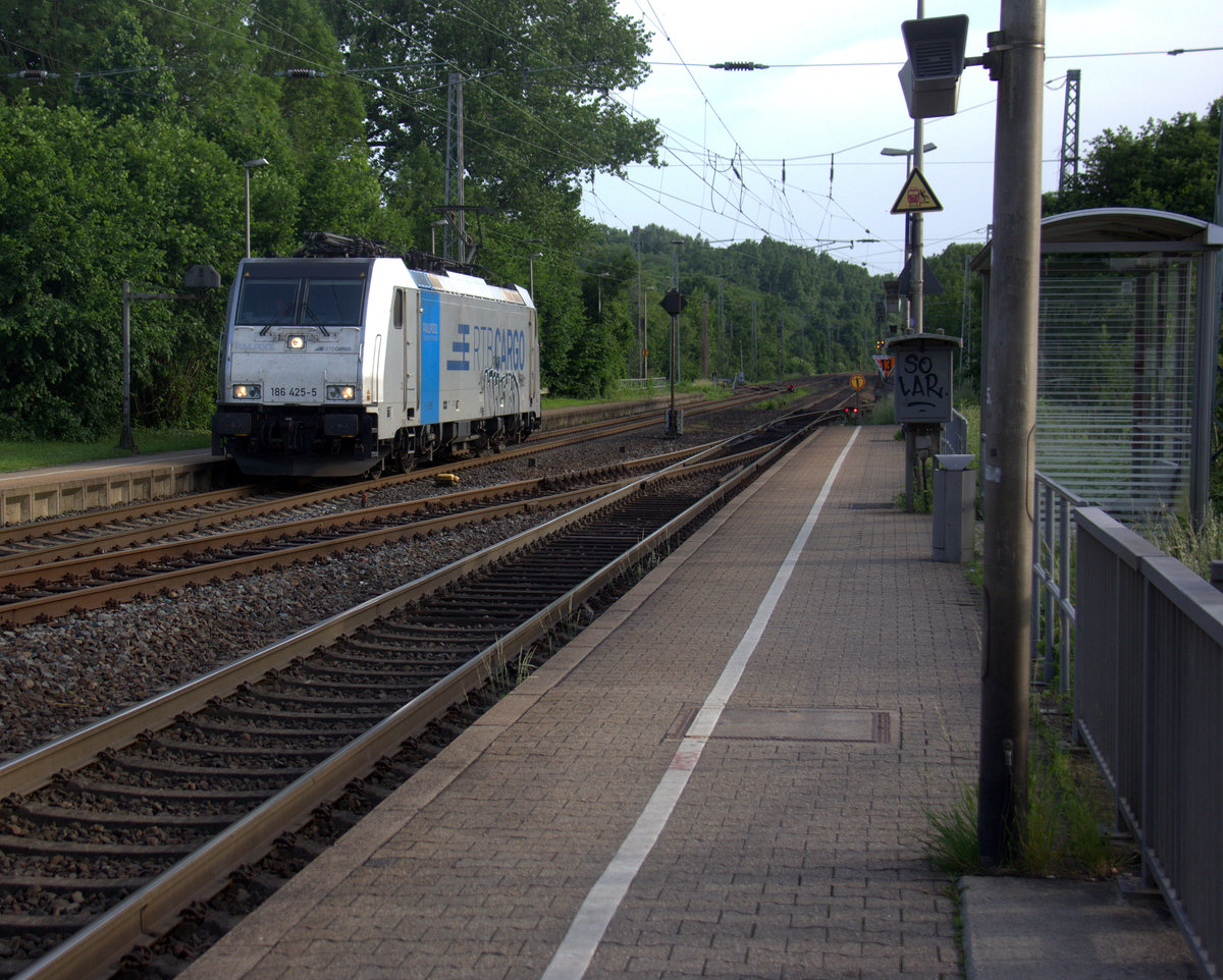 186 425-5 von der Rurtalbahn kommt aus Richtung Aachen-West,Laurensberg,Richterich und fährt als Lokzug aus Aachen-West nach Herzogenrath und fährt durch Kohlscheid in Richtung Herogenrath. 
Aufgenommen von Bahnsteig 2 in Kohlscheid. 
Bei Sommerwetter am Abend vom 28.5.2018. 