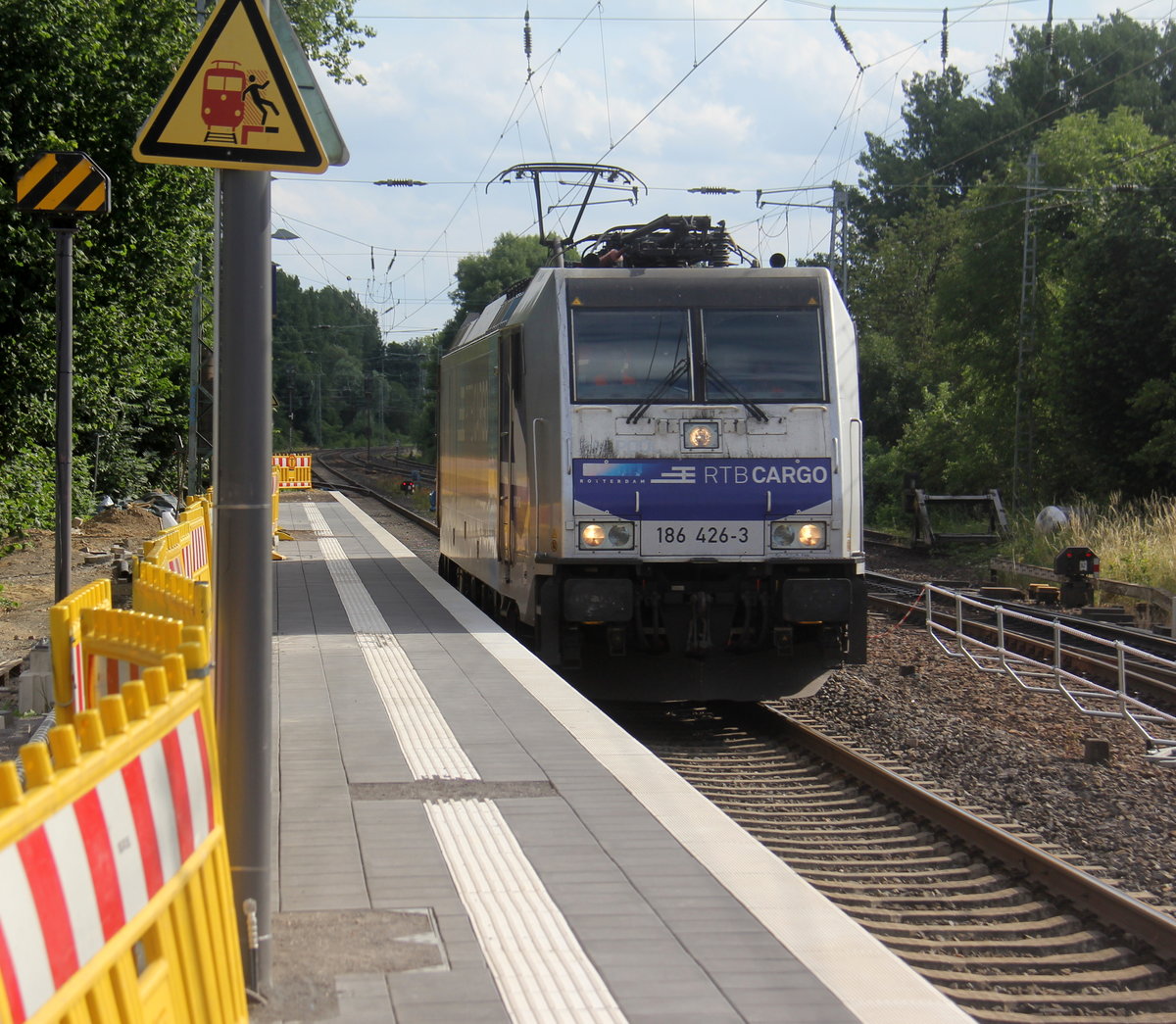 186 426-3  Rotterdam   von der Rurtalbahn-Cargo kommt als Lokzug aus Aachen-West(D) nach Rheydt(D) und kommt als Umleiter aus Richtung  Aachen-Wes,Laurensberg,Richterich und fährt durch Kohlscheid in Richtung Herzogenrath,Mönchengladbach. 
Aufgenommen von Bahnsteig 1 in Kohlscheid.
Bei Sommerwetter am Nachmitag vom 7.7.2019.