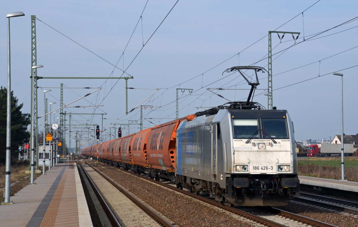 186 426 der LTE zog am 19.02.16 einen aus Wascosa-Silowagen gebildeten Ganzzug durch Rodleben Richtung Wittenberg.