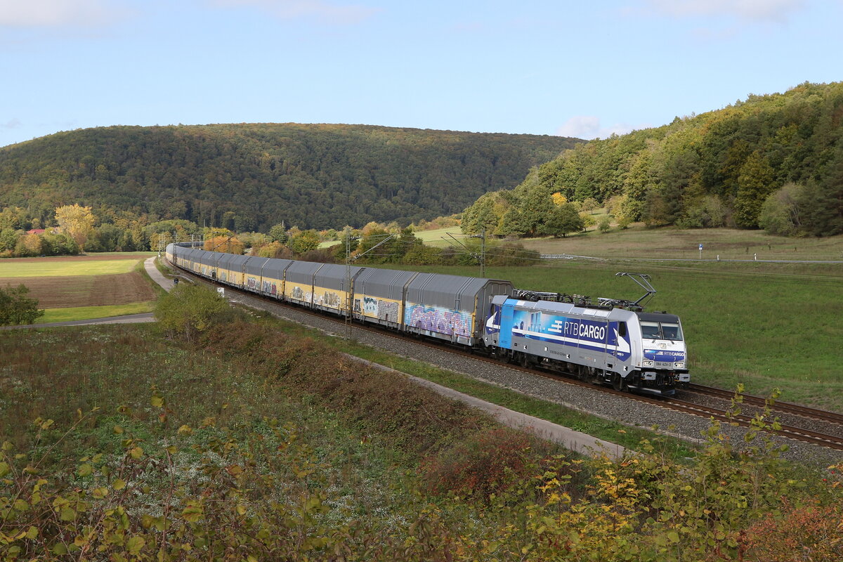 186 426 von  RTB-Cargo  mit einem Autozug aus Gemünden kommend am 111. Oktober 2022 bei Harrbach am Main.