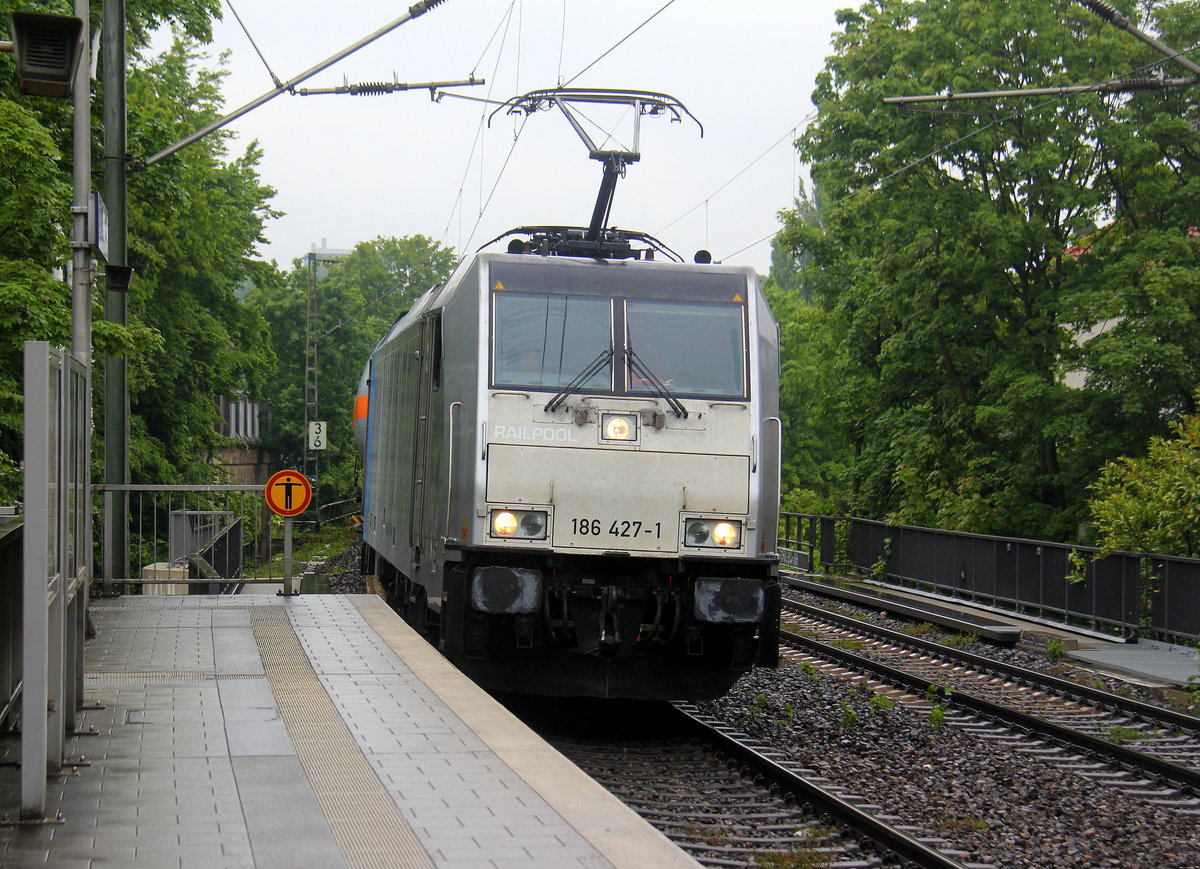 186 427-1 von Lineas/Railpool  kommt aus Richtung Aachen-West mit gemischten Güterzug aus Antwerpen-Noord(B) nach Köln-Gremberg(D) und fährt durch Aachen-Schanz in Richtung Aachen-Hbf,Aachen-Rothe-Erde,Stolberg-Hbf(Rheinland)Eschweiler-Hbf,Langerwehe,Düren,Merzenich,Buir,Horrem,Kerpen-Köln-Ehrenfeld,Köln-West,Köln-Süd. Aufgenommen vom Bahnsteig von Aachen-Schanz.
Bei Regenwetter am Nachmittag vom 17.5.2019.