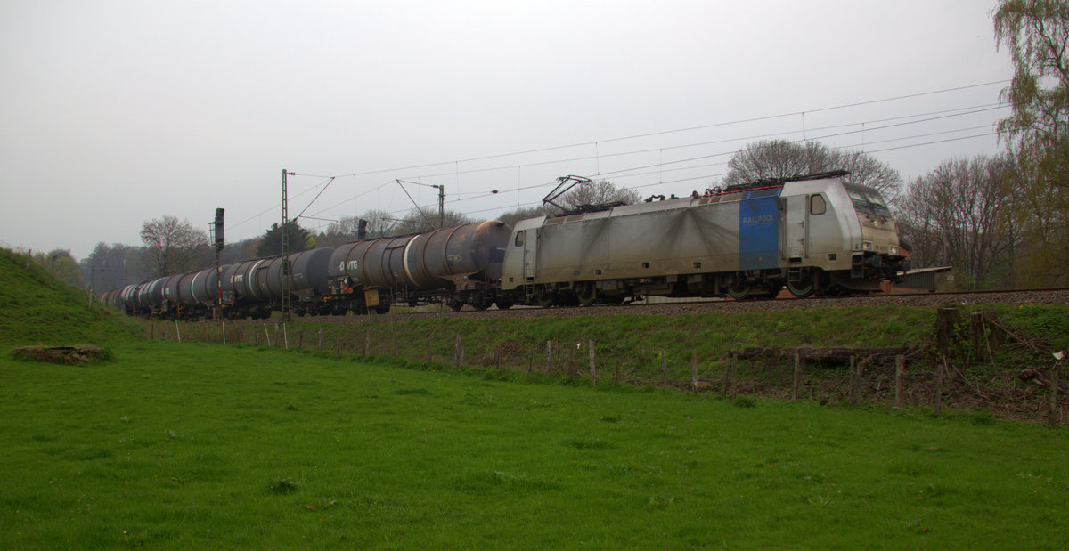 186 427-1 von Lineas/Railpool kommt die Gemmenicher-Rampe herunter nach Aachen-West mit einem Ölzug aus Antwerpen-Petrol(B) nach Stuttgart-Hafen(D) 
Aufgenommen von einem Weg in Reinartzkehl. 
Am Nachmittag vom 9.4.2019.