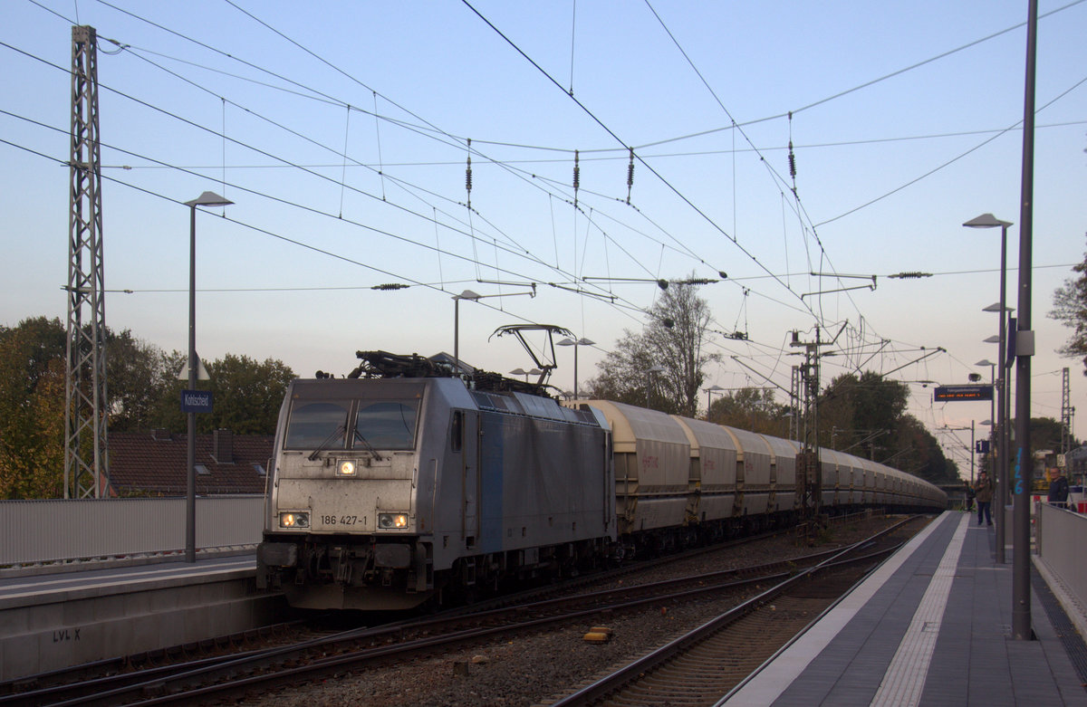 186 427-1 von Lineas/Railpool kommt die Kohlscheider-Rampe hoch mit einem langen Kalkleerzug aus Millingen(D) nach Yves-Gomezee(B) und fährt durch Kohlscheid in Richtung Richterich,Laurensberg,Aachen-West. 
Aufgenommen von Bahnsteig 1 in Kohlscheid.
Bei schönem Sonnenschein am Nachmittag vom 29.10.2019.