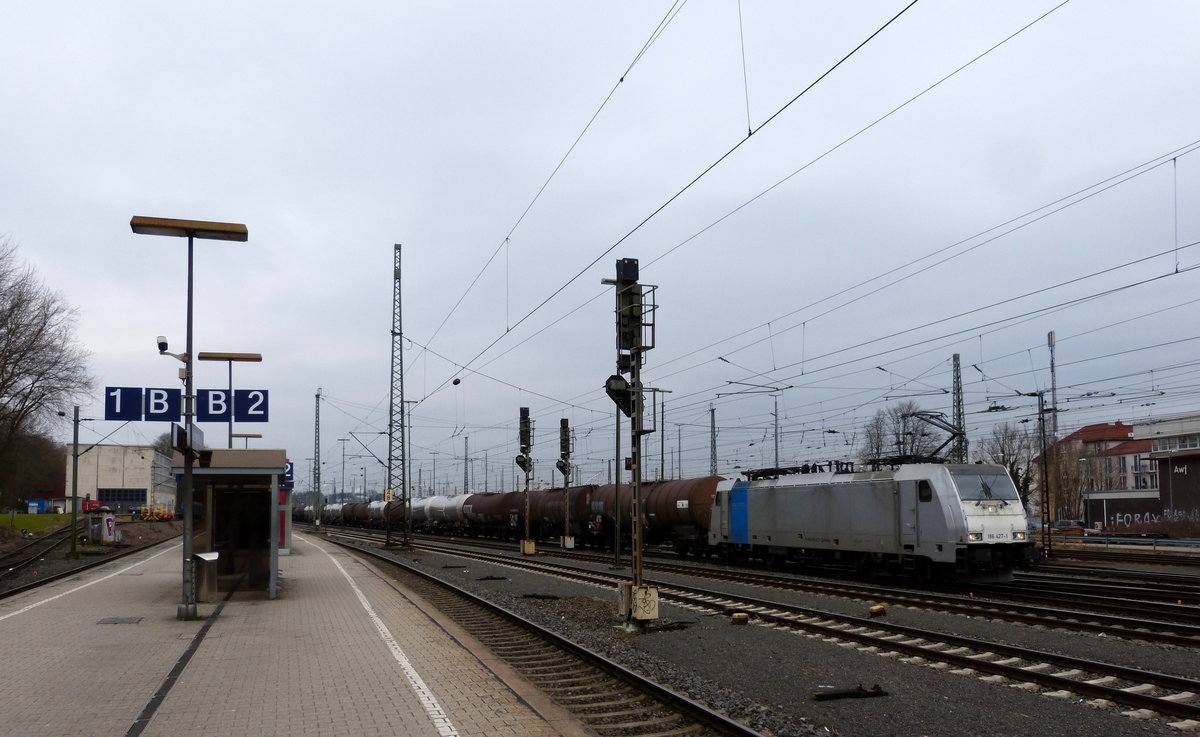 186 427-1 von Railpool fährt mit einem Kesselzug aus Antwerpen-BASF(B) nach Ludwigshafen-BASF(D) bei der Ausfahrt aus Aachen-West und fährt in Richtung Aachen-Schanz,Aachen-Hbf,Aachen-Rothe-Erde,Stolberg-Hbf(Rheinland)Eschweiler-Hbf,Langerwehe,Düren,Merzenich,Buir,Horrem,Kerpen-Köln-Ehrenfeld,Köln-West,Köln-Süd. Aufgenommen vom Bahnsteig in Aachen-West.
Bei Wolken am Eiskalten Morgen vom 19.3.2018.