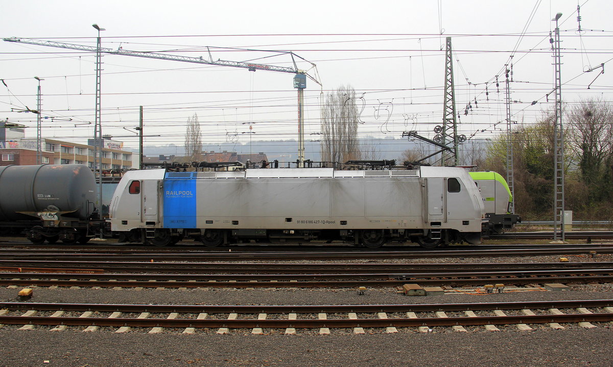 186 427-1 von Railpool fährt mit einem Kesselzug aus Antwerpen-BASF(B) nach Ludwigshafen-BASF(D) bei der Ausfahrt aus Aachen-West und fährt in Richtung Aachen-Schanz,Aachen-Hbf,Aachen-Rothe-Erde,Stolberg-Hbf(Rheinland)Eschweiler-Hbf,Langerwehe,Düren,Merzenich,Buir,Horrem,Kerpen-Köln-Ehrenfeld,Köln-West,Köln-Süd. Aufgenommen vom Bahnsteig in Aachen-West.
Bei Wolken am Morgen vom 9.4.2018.