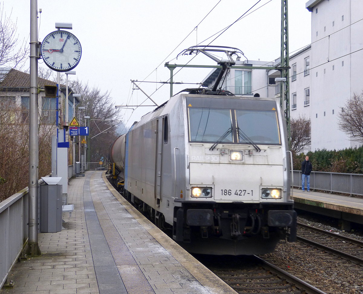 186 427-1 von Railpool kommt durch Aachen-Schanz mit einem Kesselzug aus Antwerpen-BASF(B) nach Ludwigshafen-BASF(D) und kommt aus Richtung Aachen-West und fährt in Richtung Aachen-Hbf,Aachen-Rothe-Erde,Stolberg-Hbf(Rheinland)Eschweiler-Hbf,Langerwehe,Düren,Merzenich,Buir,Horrem,Kerpen-Köln-Ehrenfeld,Köln-West,Köln-Süd. Aufgenommen vom Bahnsteig von Aachen-Schanz.
Am Eiskalten Morgen vom 21.3.2018.