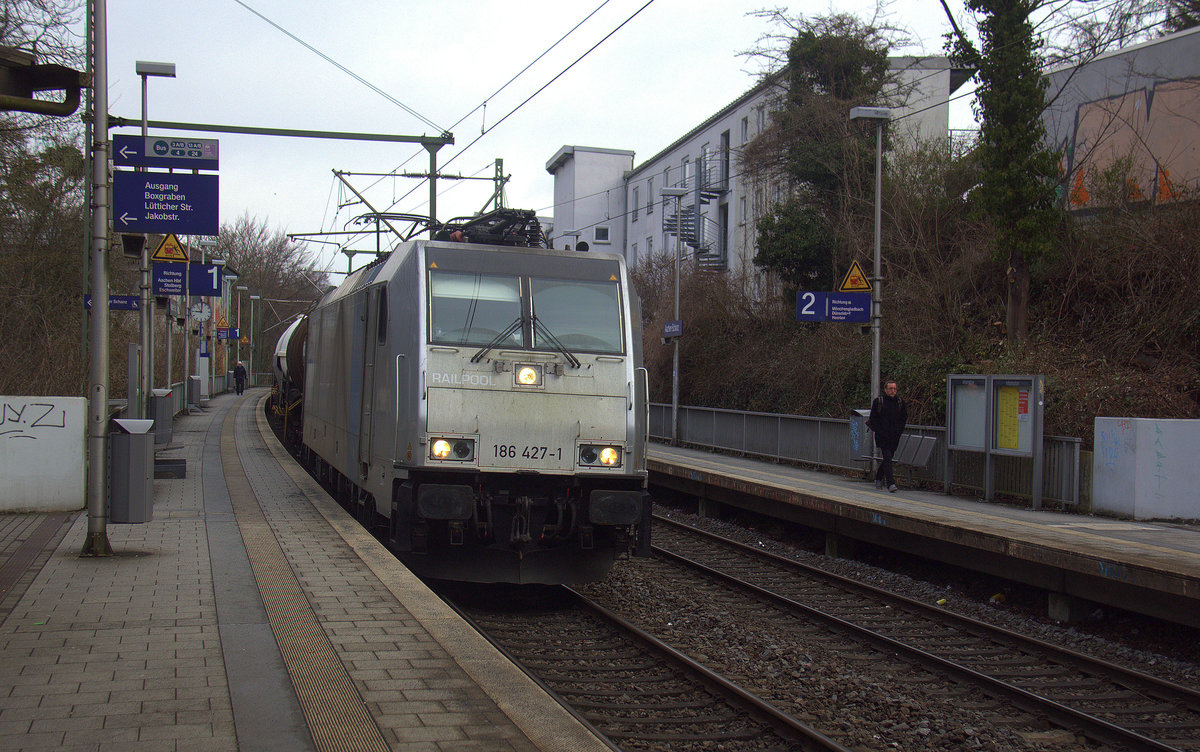 186 427-1 von Railpool kommt durch Aachen-Schanz mit einem Kesselzug aus Antwerpen-BASF(B) nach Ludwigshafen-BASF(D) und kommt aus Richtung Aachen-West und fährt in Richtung Aachen-Hbf,Aachen-Rothe-Erde,Stolberg-Hbf(Rheinland)Eschweiler-Hbf,Langerwehe,Düren,Merzenich,Buir,Horrem,Kerpen-Köln-Ehrenfeld,Köln-West,Köln-Süd. Aufgenommen vom Bahnsteig von Aachen-Schanz. Bei Sonne und Regenwolken am Kalten Morgen vom 29.3.2018.