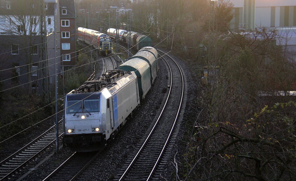 186 427-1 von Railpool/Lineas kommt aus Richtung Köln,Aachen-Hbf mit einem kurzen Güterzug aus Köln-Gremberg(D) nach Antwerpen-Noord(B) und fährt in Richtung Aachen-Schanz,Aachen-West. 
Aufgenommen von einer Brücke von der Weberstraße in Aachen.
Am Morgen vom 18.12.2018.