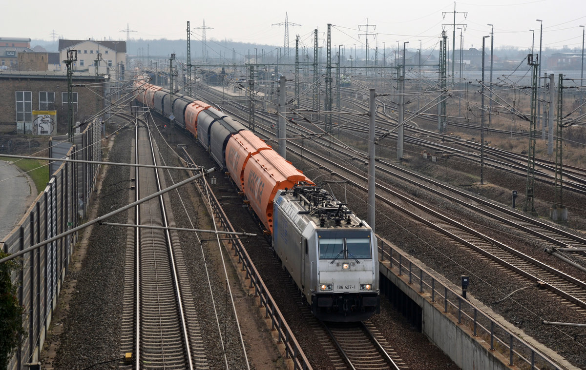 186 427 der LTE rollt am 28.02.16 mit einem Silozug in Bitterfeld in die Unterführung Richtung Dessau.