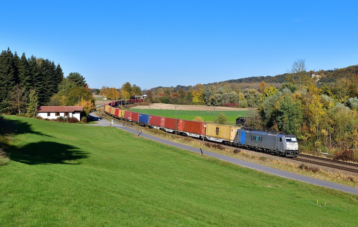186 427 mit einem Containerzug am 24.10.2021 bei Vilshofen. 