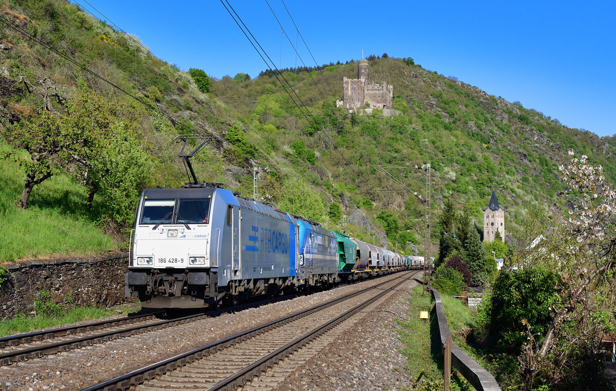 186 428 + 193 485 mit einem Getreidezug am 20.04.2022 bei Wellmich.