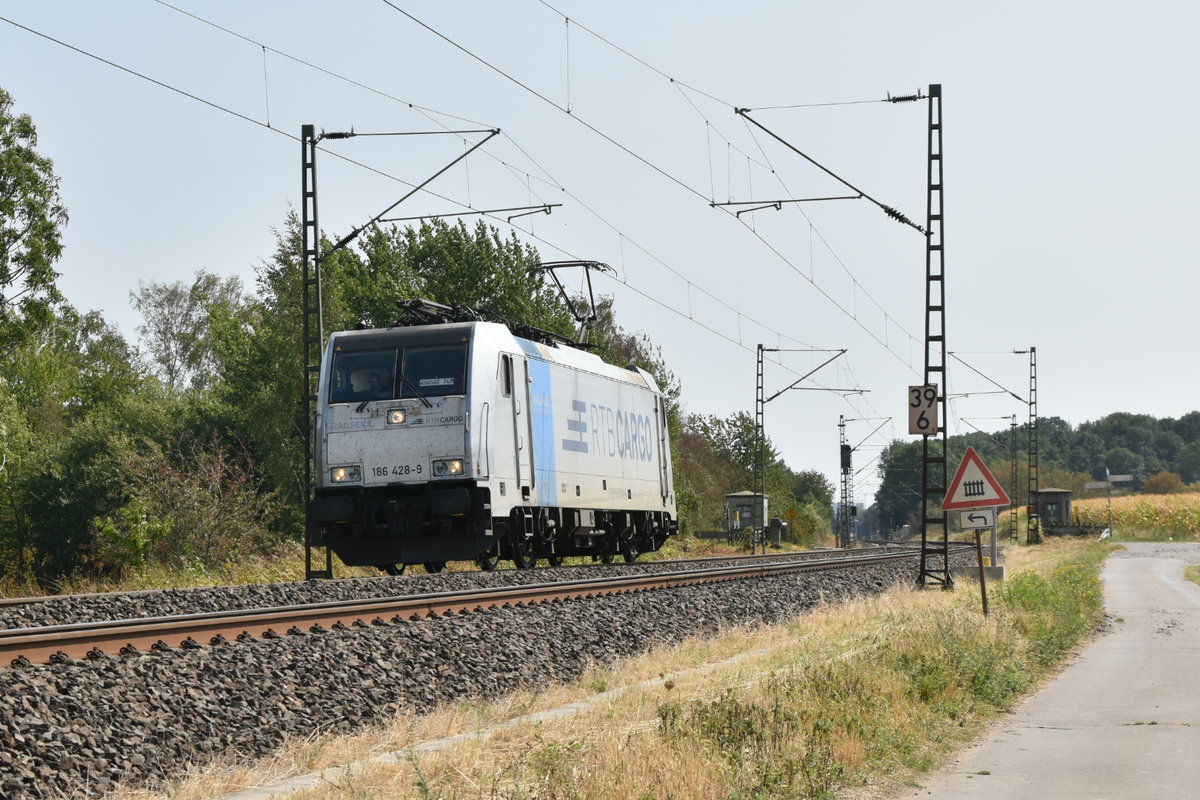 186 428-9 kommt am Sonntagnachmittag Lz am Idiotenhügel in Kaarst Broicherseite gen Osterath gefahren. 19.8.2018