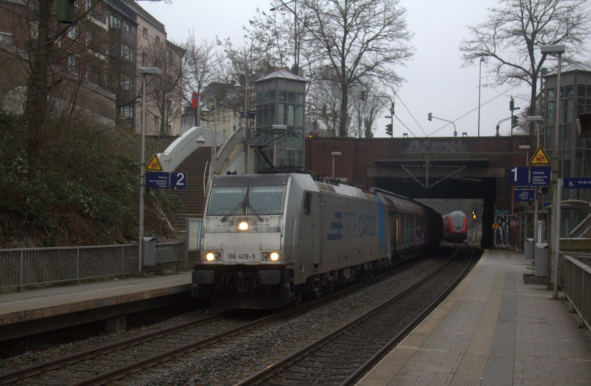 186 428-9 von der Rurtalbahn-Cargo kommt aus Richtung Köln,Aachen-Hbf und fährt durch Aachen-Schanz mit einem  mit einem langen KLV-Containerzug aus Frankfurt-Höchstadt am Main(D) nach Genk-Goederen(B)  und fährt in Richtung Aachen-West. 
Aufgenommen vom Bahnsteig von Aachen-Schanz.
Am Morgen vom 22.1.2020.