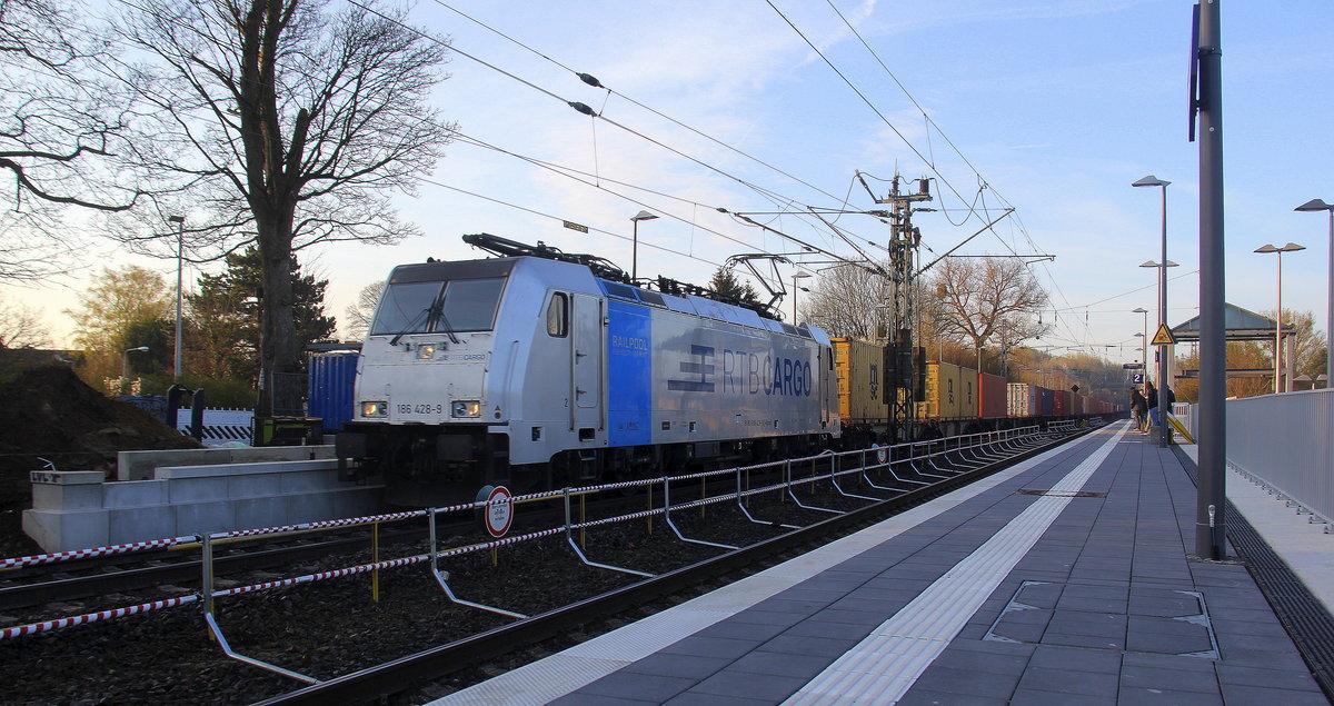 186 428-9 von der Rurtalbahn kommt durch Kohlscheid aus Richtung Aachen-West mit einem langen Containerzug aus Belgien nach Mönchengladbachund fährt durch Kohlscheid und fährt in Richtung Herzogenrath. 
Aufgenommen vom Bahnsteig 2 in Kohlscheid.
Bei schönem Frühlingswetter am Morgen vom 5.4.2019.