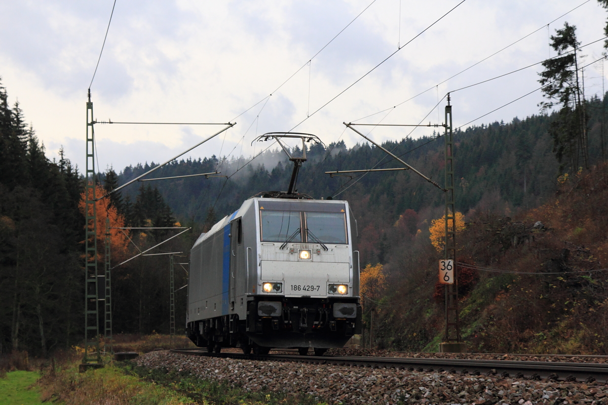 186 429-7 Railpool bei Förtschendorf am 09.11.2015.
