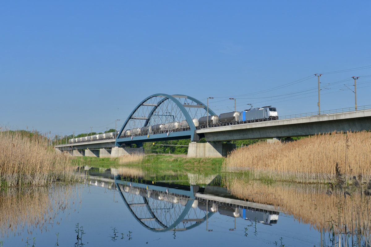 186 429 mit einem Silozug am 11.05.2016 auf der Oderbrücke bei Slubice. 