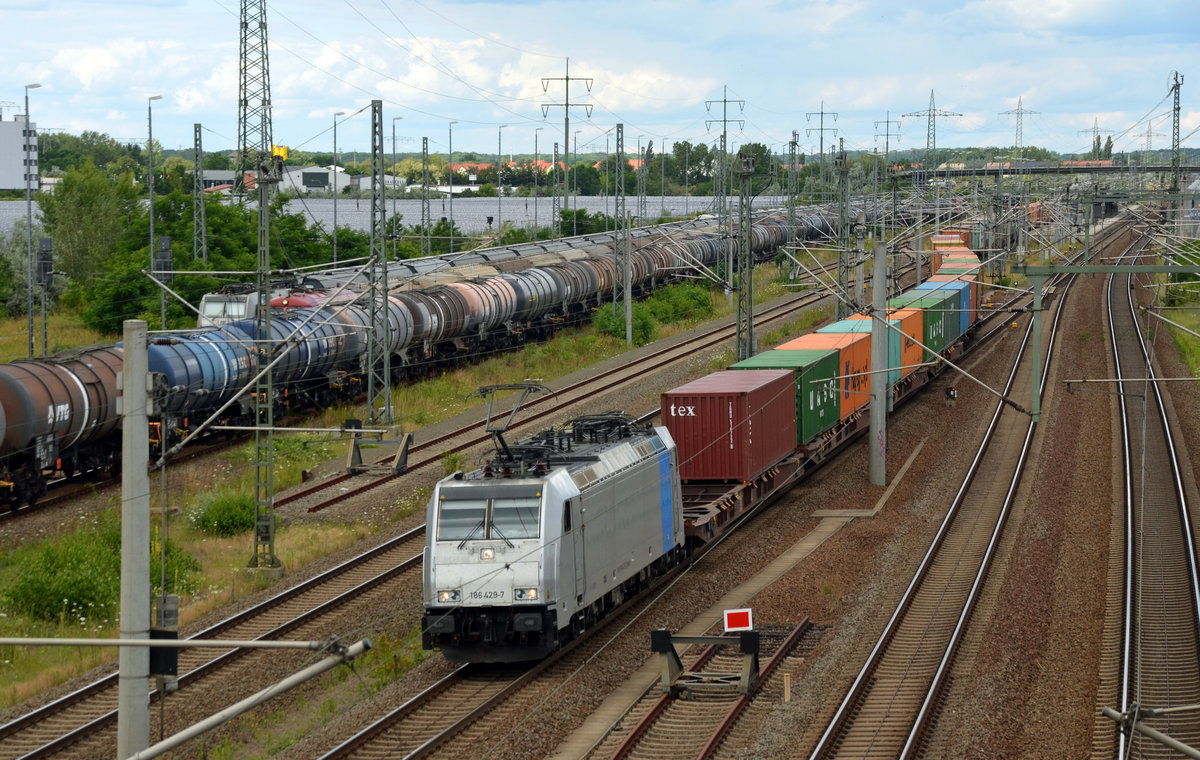 186 429 der Railpool führte am 11.07.20 für ihren Mieter Metrans einen Containerzug von Dessau kommend durch Bitterfeld Richtung Leipzig.