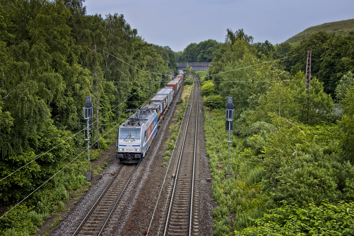 186 430-5 mit einem gemischten Güterzug in Bottrop (25.06.2021) 