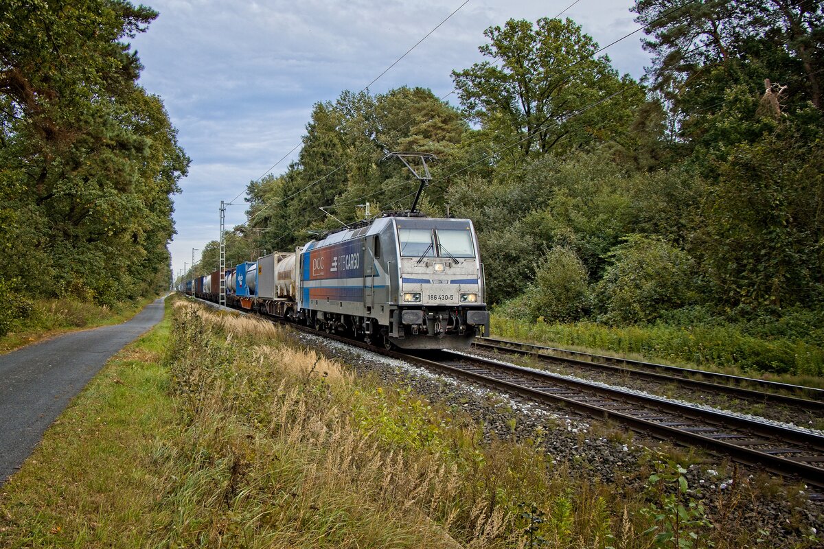 186 430-5 der RTB Cargo mit einem Containerzug bei Hamm-Neustadt (01.10.2021)