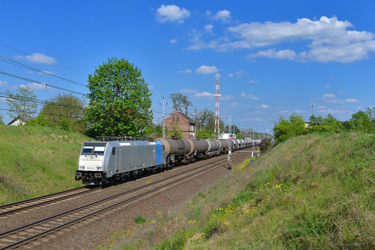 186 430 mit einem Kesselzug am 10.05.2016 bei Kunowice.
