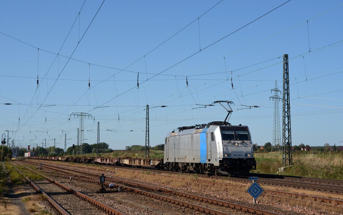 186 430 von Railpool schleppte für Metrans am 22.09.19 einen Containerzug durch Weissig Richtung Dresden. Leider war der vordere Zugteil komplett leer.