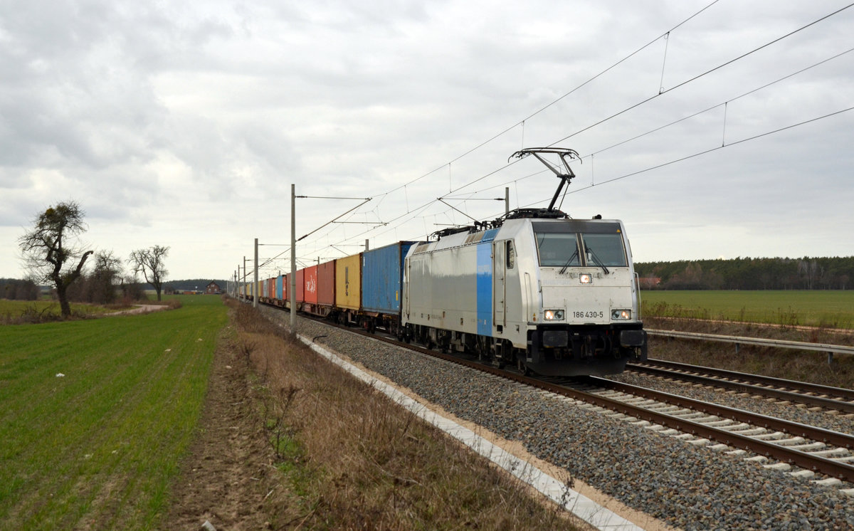 186 430 von Railpool ist zur Zeit an Metrans vermietet. Hier zieht sie am 20.02.19 einen Conatinerzug durch Rodleben Richtung Roßlau.