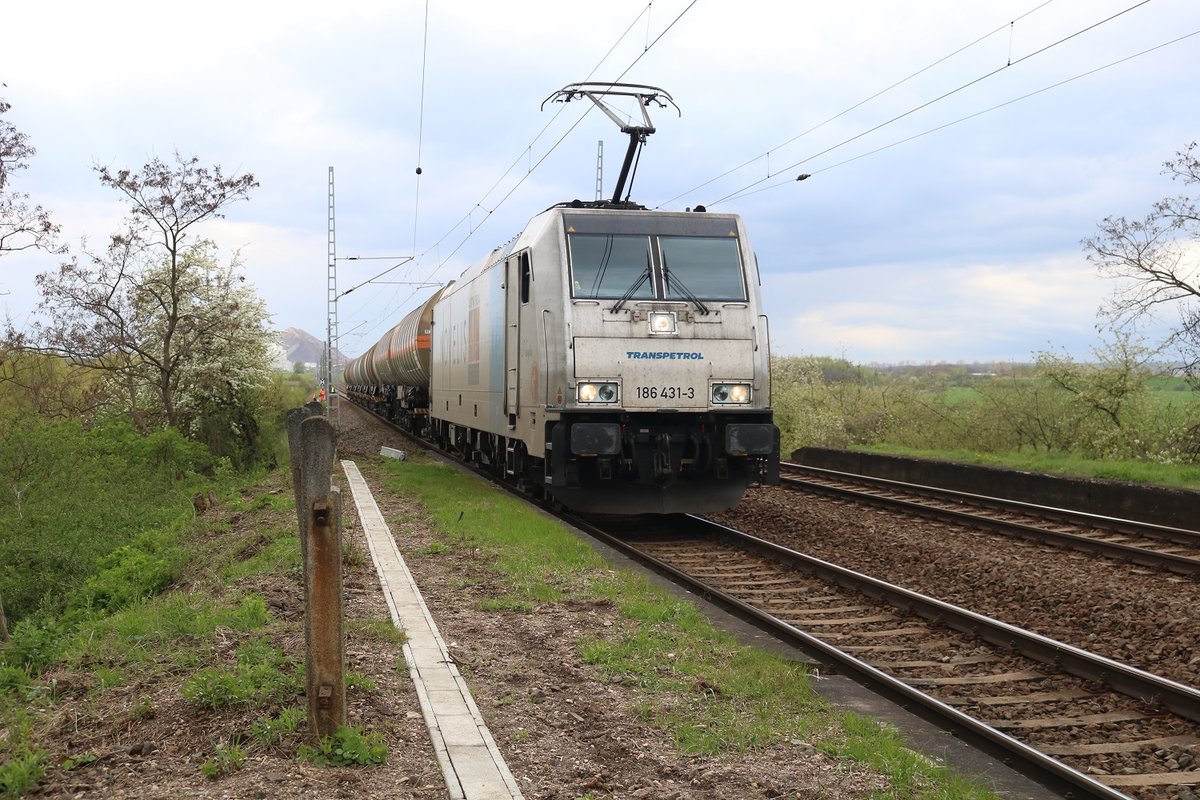 186 431-3 der ehemaligen Transpetrol GmbH - heute VTG Rail Logistics Deutschland GmbH - als Kesselzug durchfährt den Hp Teutschenthal Ost auf der Bahnstrecke Halle–Hann. Münden (KBS 590). [13.4.2017 - 17:19 Uhr]