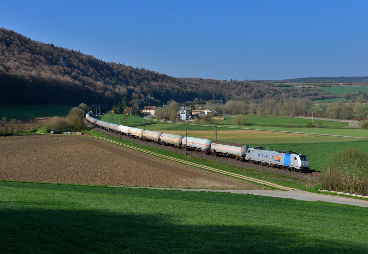 186 431 mit einem Gaskesselzug am 11.04.2016 bei Breitenfurt. 