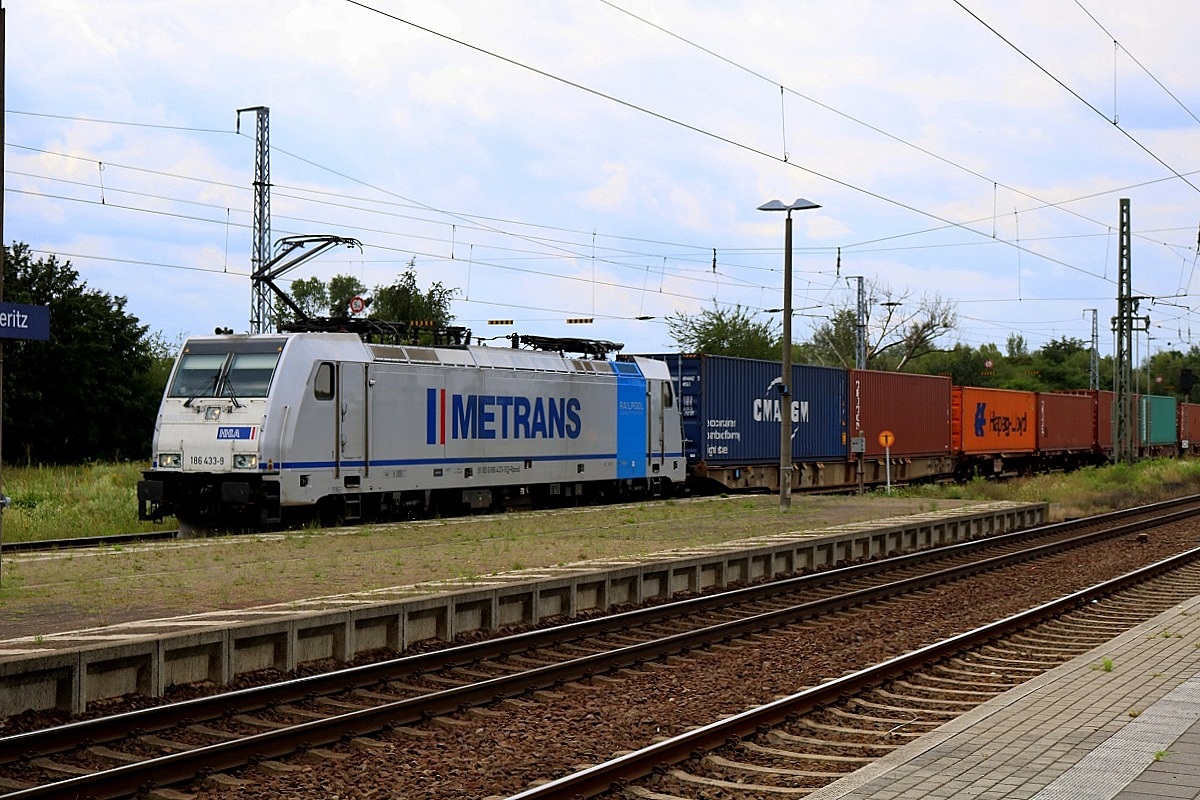 186 433-9 Metrans als Containerzug durchfährt den Bahnhof Biederitz. [14.7.2017 - 12:31 Uhr]