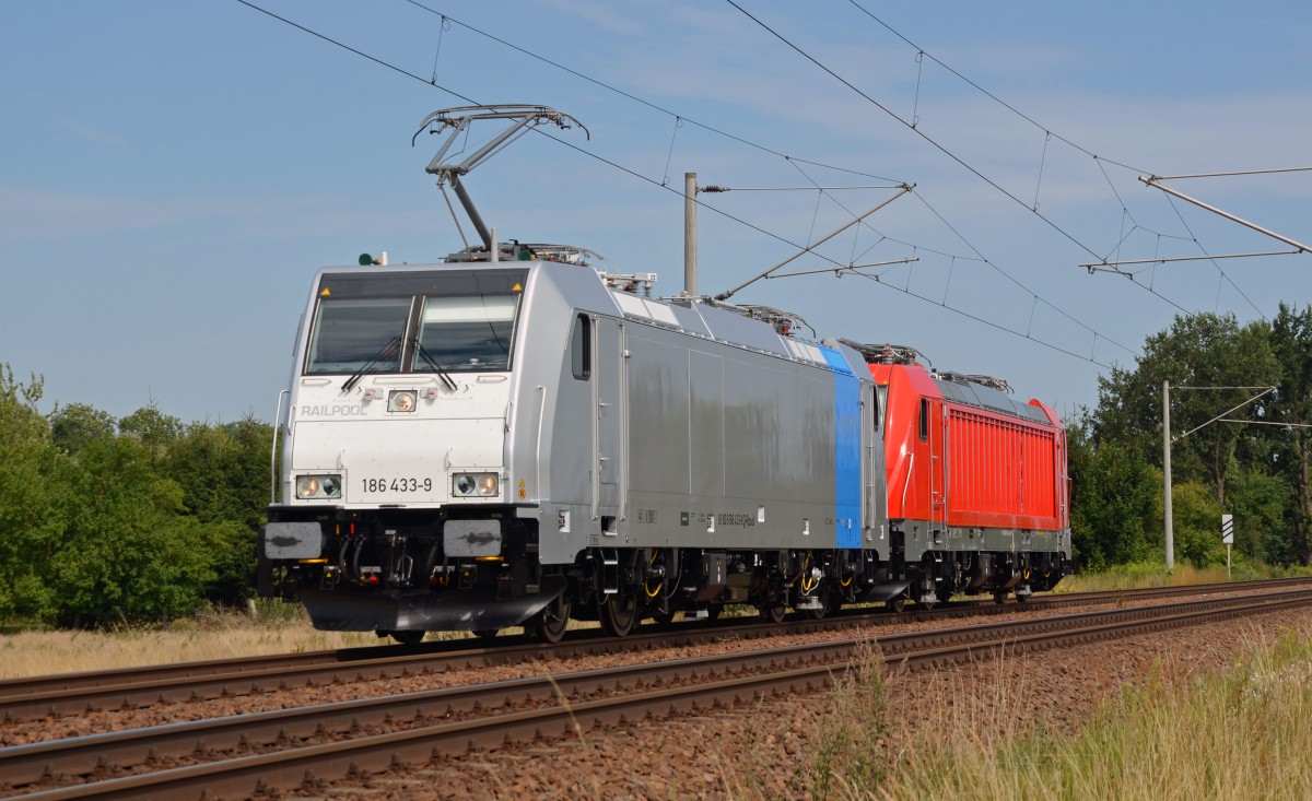 186 433 überführte am 01.08.15 187 010. Mit ihrem Anhang rollt sie hier durch Jeßnitz Richtung Bitterfeld.