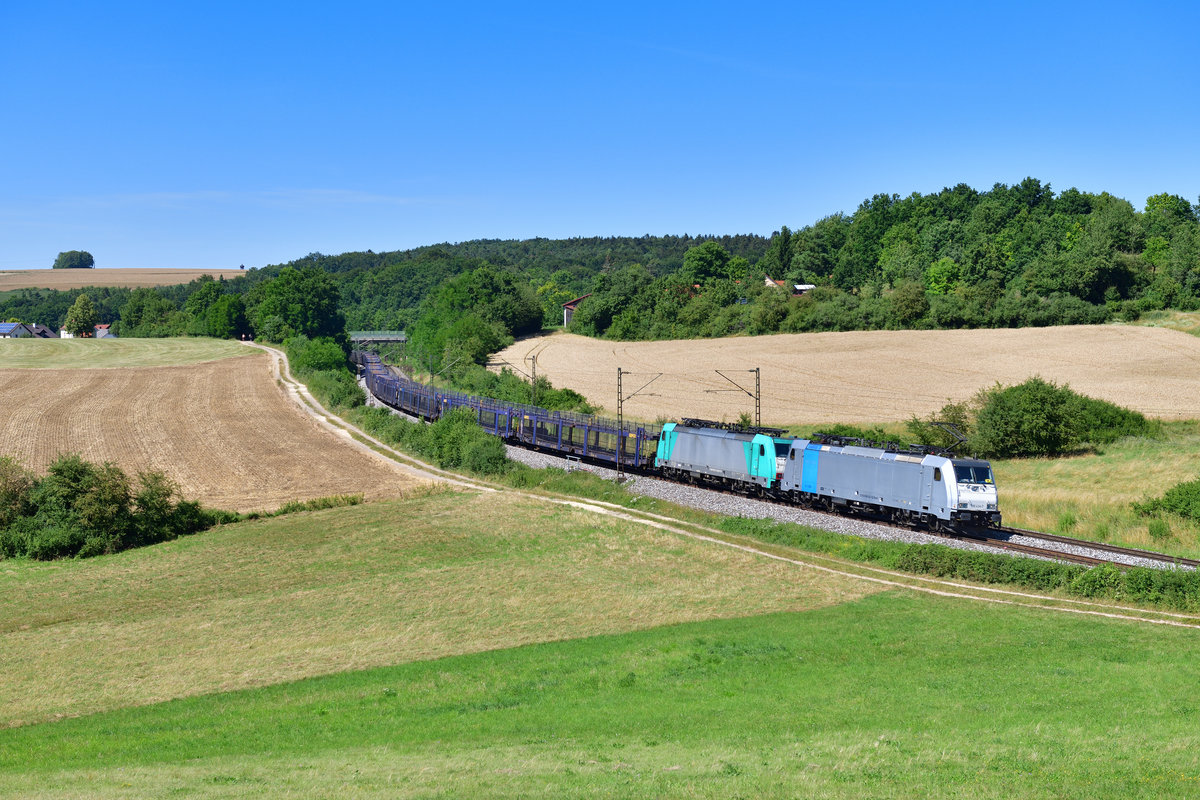 186 434 + 186 213 mit einem leeren Autozug am 22.07.2020 bei Edlhausen.
