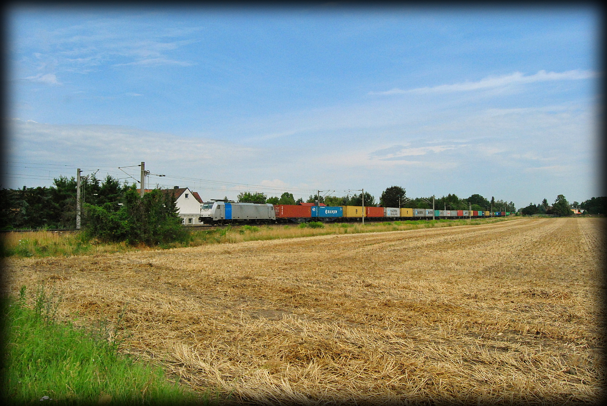 186 434-7 mit einem Containerzug in Zschortau, am 21.07.2016.
