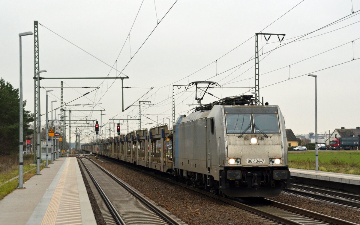186 434 führte im Auftrag der HSL am 09.12.16 einen leeren Autozug durch Rodleben Richtung Wittenberg.