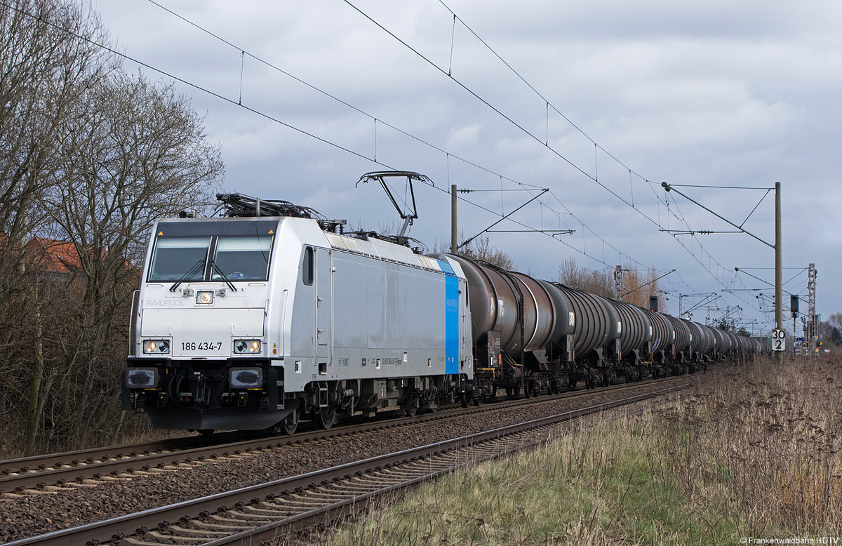 186 434 Railpool mit Kesselwagenzug am 22.03.2016 in Vöhrum bei Hannover. 