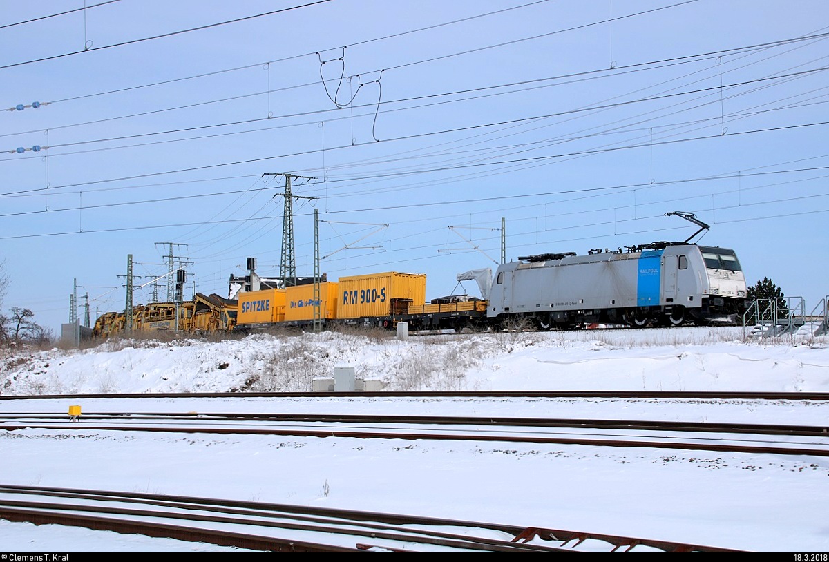 186 435-4 Railpool mit 203 409-8 (V 100-SP-007) als Gleisbauzug von Spitzke SE fährt in Halle (Saale), Karl-von-Thielen-Straße, auf der Ostumfahrung für den Güterverkehr in südlicher Richtung. [18.3.2018 | 11:38 Uhr]