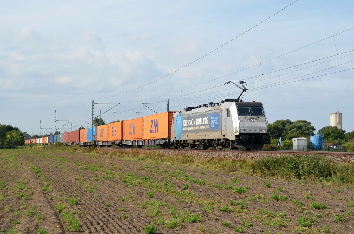 186 436 der railpool schleppte für die HSL am 15.09.21 einen Containerzug durch Gräfenhainichen Richtung Wittenberg.