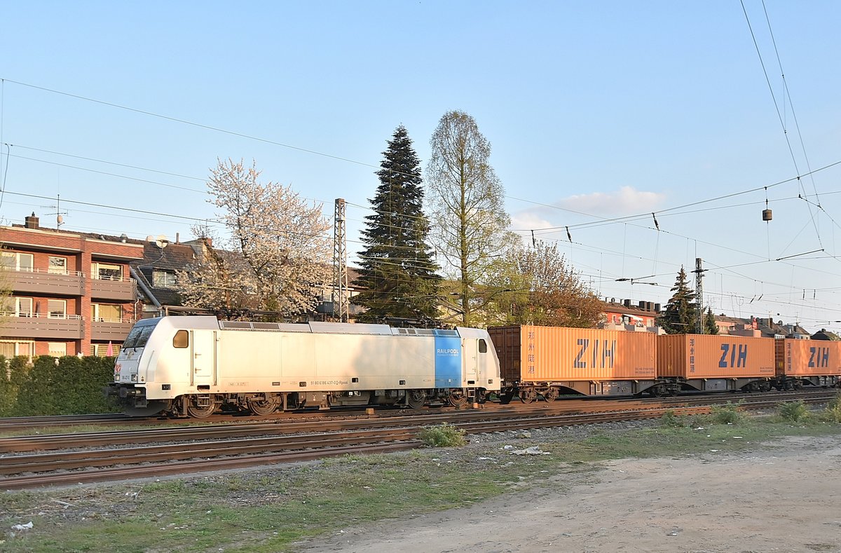 186 437-0 mit einem Kastelzug mit Containern des Unternehmens ZIH aus China. 15.4.2019