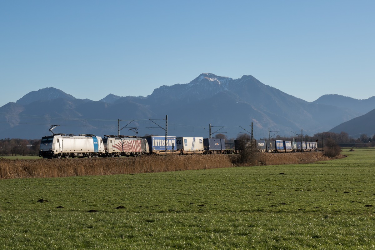 186 437 sowie 189 901 von Lokomotion beförderten den 41850 am 5. Dezember 2015 in Richtung München, aufgenommen bei Weisham.
