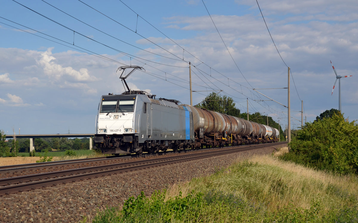 186 437 wird zur Zeit von der Retrack eingesetzt. Am 27.06.18 rollt sie mit ein paar Kesselwagen durch Niederndodeleben Richtung Braunschweig.