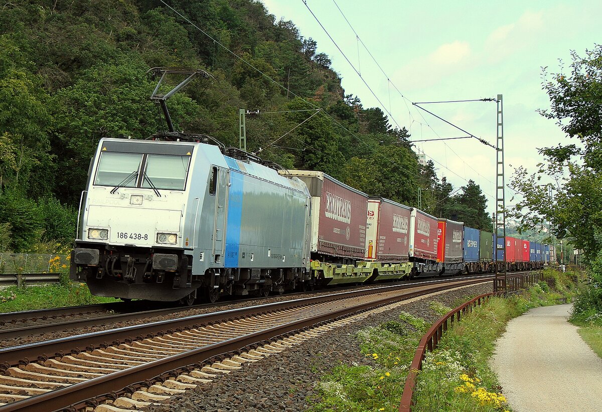 186 438 aus dem Railpool mit KLV nahe Königsbach auf der linken Rheinseite am 20.08.2021.